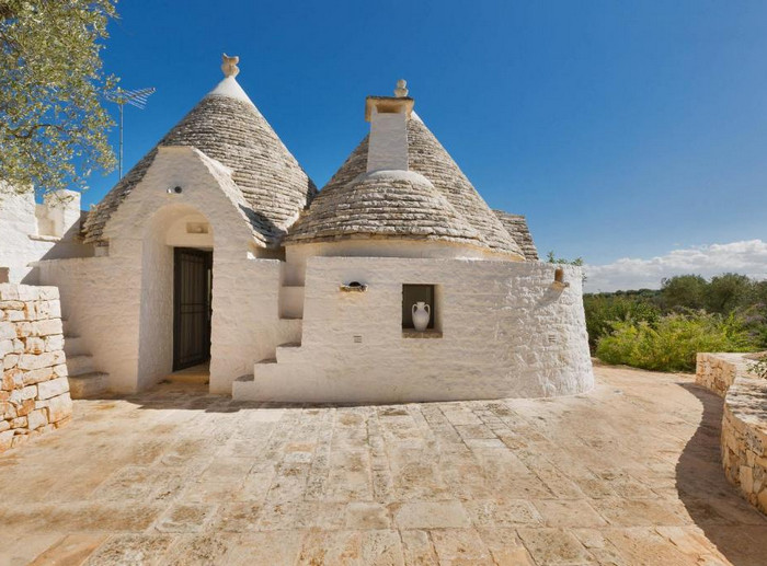 Trullo-Luna-Alberobello-Italy